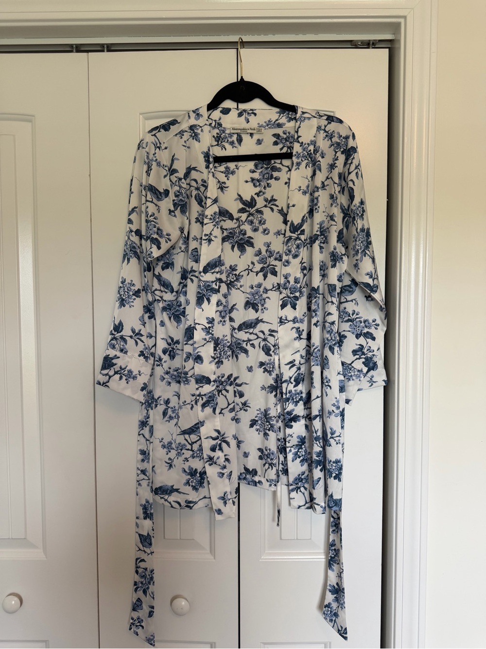Abercrombie & Fitch White and Blue Floral Kimono
